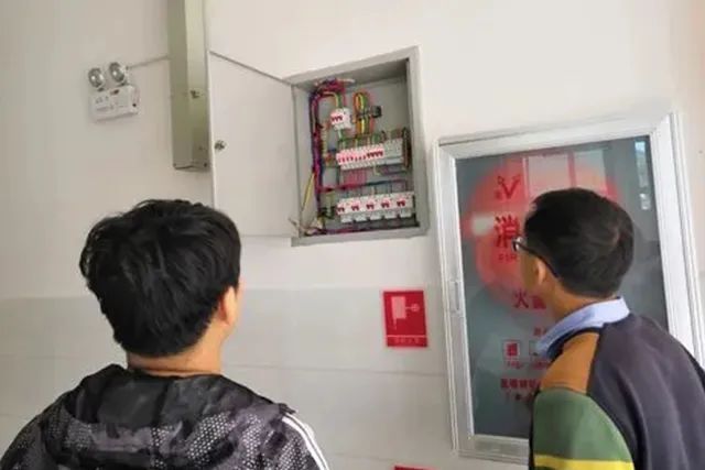 寄宿制學(xué)?；馂?zāi)預(yù)防與計(jì)算機(jī)房維護(hù)服務(wù) 智慧校園的安全守護(hù)之道